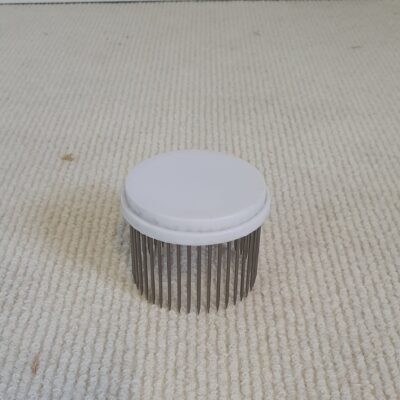 כלובית כליאה על חלה מחטים